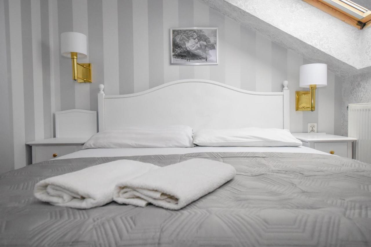 Dwor Ostoia Hotel Rymanów Eksteriør billede