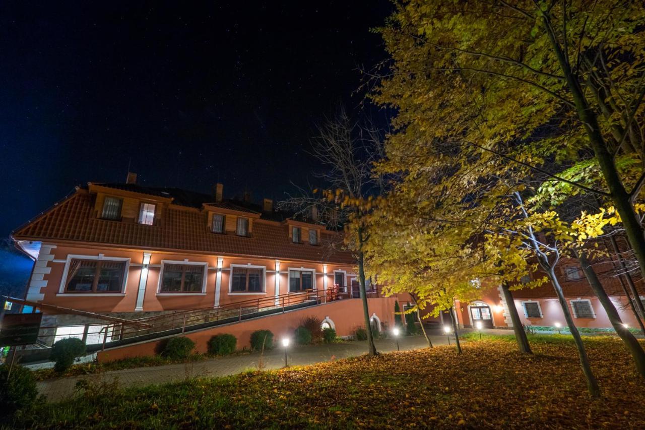 Dwor Ostoia Hotel Rymanów Eksteriør billede