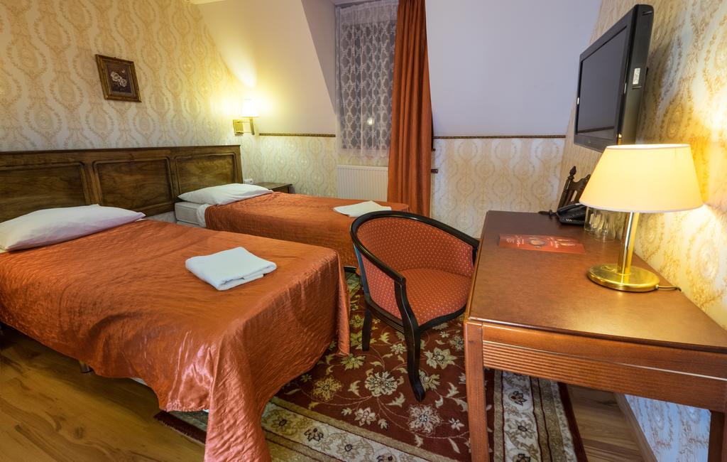 Dwor Ostoia Hotel Rymanów Eksteriør billede