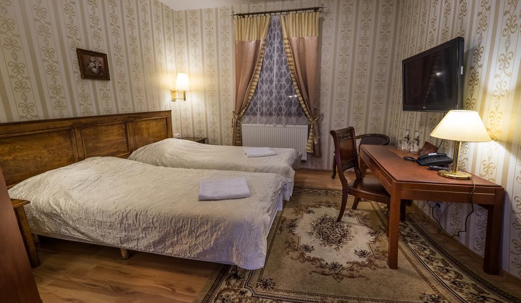 Dwor Ostoia Hotel Rymanów Eksteriør billede